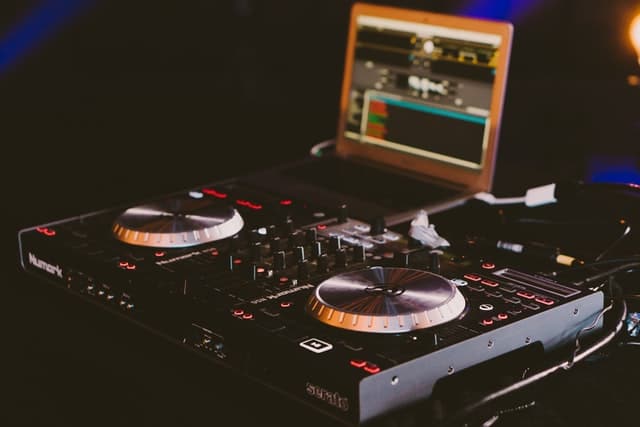 Guide to Starting Your Freelance DJ Career