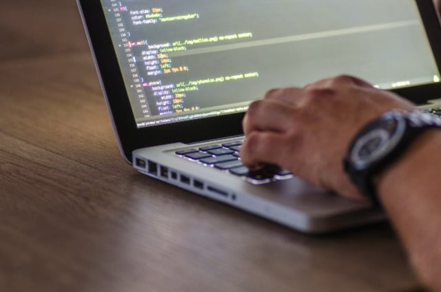 Pros and Cons of IT Outsourcing