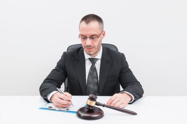 6 Benefits of Hiring a Lawyer on Contingency