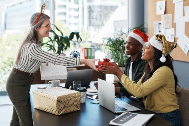6 Tips When Shopping For Holiday Gifts For Your Employees