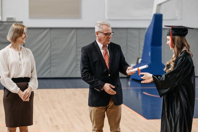 6 Ways Getting An MBA Degree Can Help Professionals In Their Career