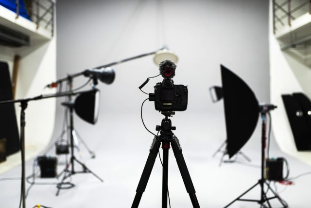 Stand Out and Shine: How Professional Headshots Elevate Your LinkedIn Presence