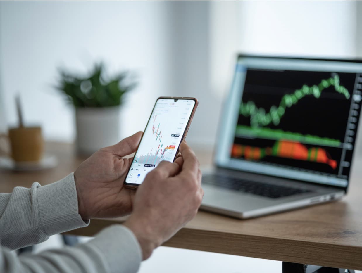 The Rise of Online Trading: Opportunities and Risks in the Digital Era